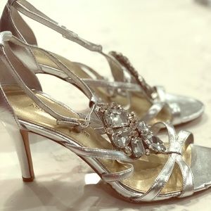 Like New!!Evening Silver 8.5 Heels: Antonio Melani